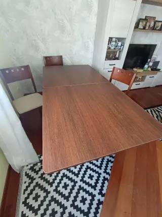 Mesa comedor extensible 1.80m + 4 sillas