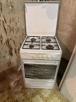 Cocina de gas butano con horno de 4 fogones.