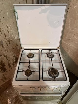 Cocina de gas butano con horno de 4 fogones.