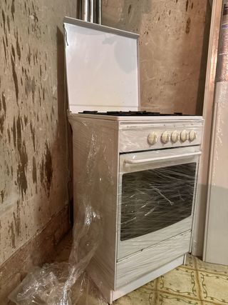 Cocina de gas butano con horno de 4 fogones.