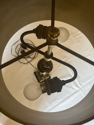 Lámpara de mesa antigua dorada y negra