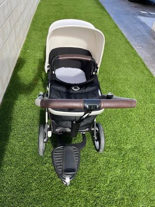 Carrito de bebé Bugaboo con patinete