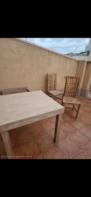 Conjunto mesa y 4 sillas de madera maciza.