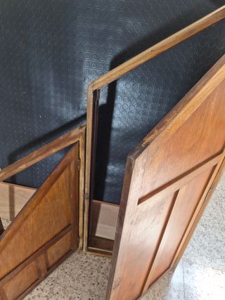 Puertas antiguas de madera maciza bajo escalera