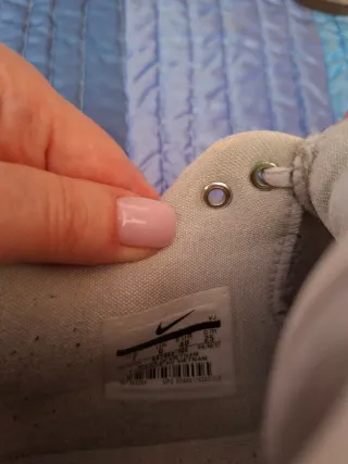 Zapatos deportivos grises y blancos