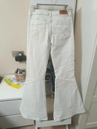 Pantalones vaqueros Desigual blancos acampanados
