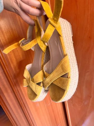 Sandalias de plataforma amarillas
