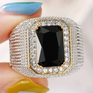 Anello con pietra nera centrale e zirconi