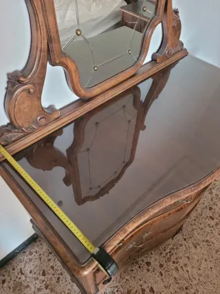 Cómoda antigua con espejo y cristal