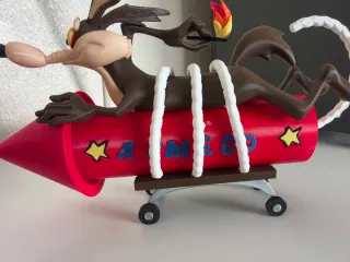 Figura Coyote Cohete Acme 3D