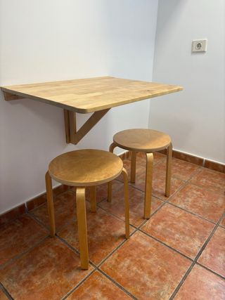 Mesa plegable y 2 taburetes madera