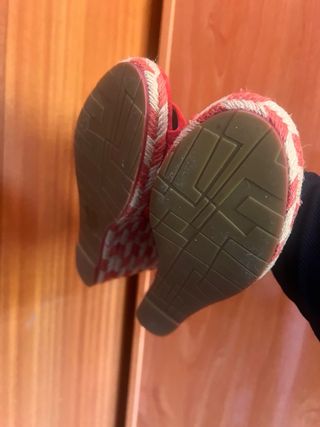Sandalias cuña mujer rojas y beige