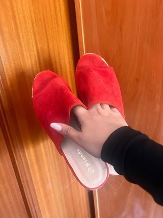 Sandalias cuña mujer rojas y beige