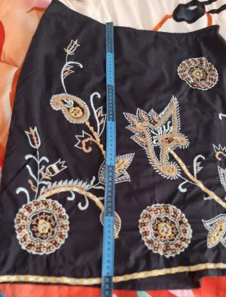 Falda negra bordada mujer talla 46