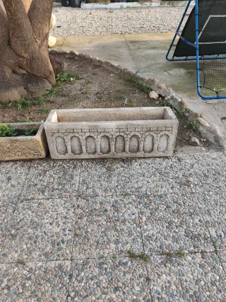 Jardinera de hormigón con diseño de arcos