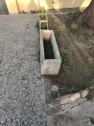 Jardinera de hormigón con diseño de arcos