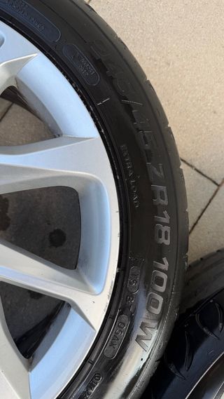 Llantas originales de 18” con neumáticos.