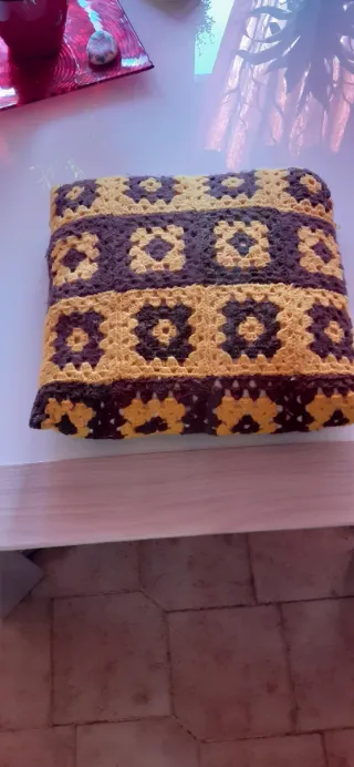 Cuscino fatto a mano giallo e marrone