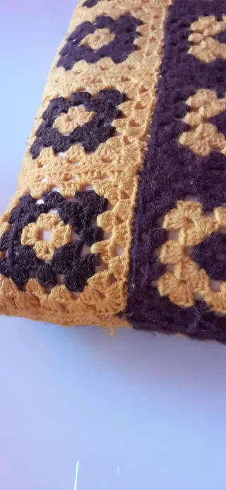 Cuscino fatto a mano giallo e marrone