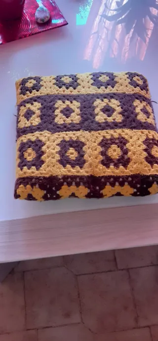 Cuscino fatto a mano giallo e marrone