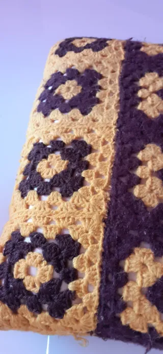 Cuscino fatto a mano giallo e marrone