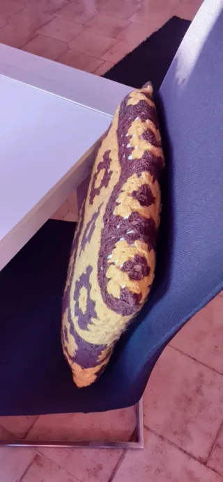 Cuscino fatto a mano giallo e marrone