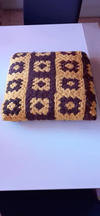 Cuscino fatto a mano giallo e marrone