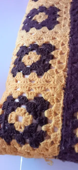 Cuscino fatto a mano giallo e marrone