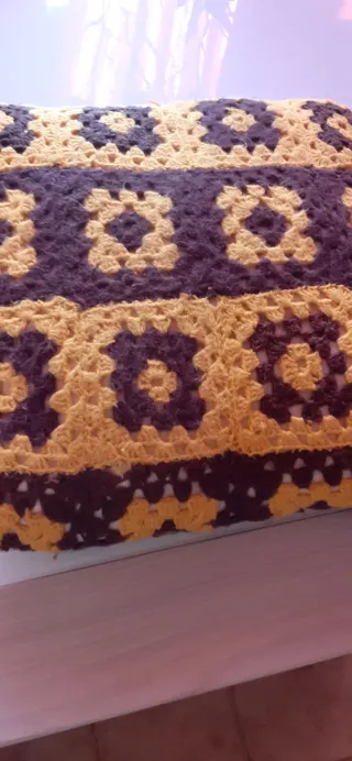 Cuscino fatto a mano giallo e marrone