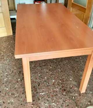 Mesa de salón de madera