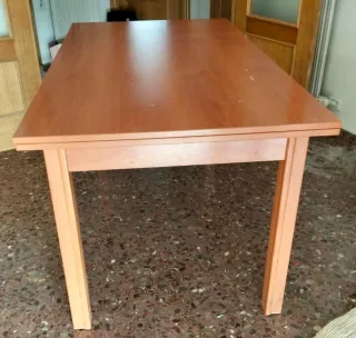 Mesa de salón de madera