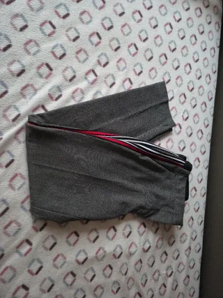 Pantalón Zara gris con detalles rojos