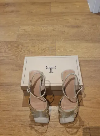 Sandalias doradas tacon medio LATOUCHE 39