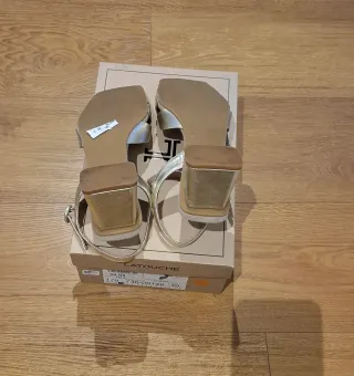 Sandalias doradas tacon medio LATOUCHE 39