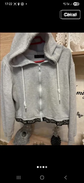 Felpa gris con cremallera