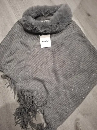 Poncho Wonder Mujer Gris con Pelo