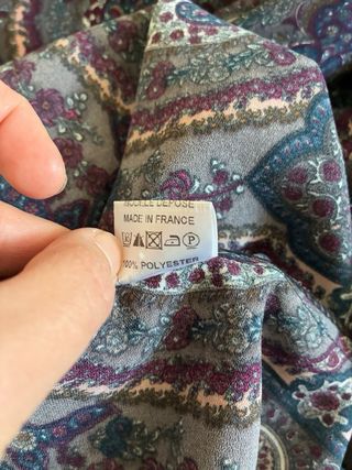 Vestido estampado burdeos y turquesa fondo gris