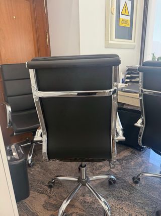 Silla de oficina negra con base cromada
