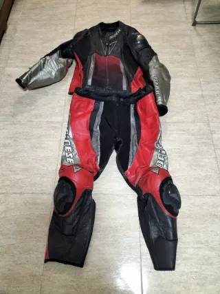 Mono Dainese Piel Moto Rojo Negro
