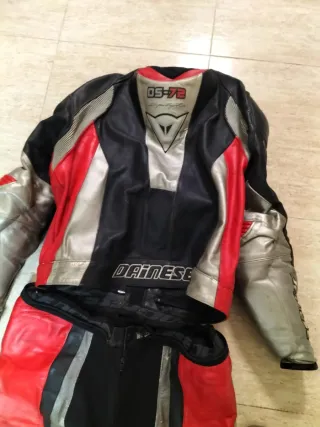 Mono Dainese Piel Moto Rojo Negro