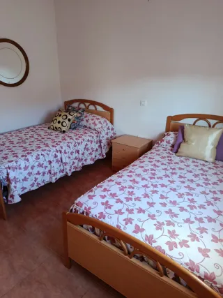 Se alquilan camas en dos habitaciones compartidaa