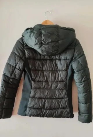 ZARA Chaqueta acolchada verde oscuro con capucha