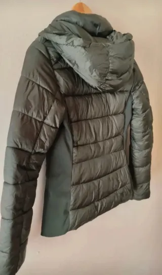 ZARA Chaqueta acolchada verde oscuro con capucha