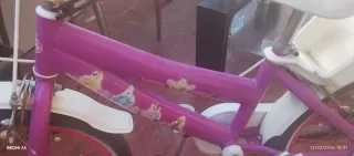 Bicicleta infantil morada y blanca