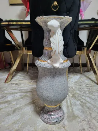 Jarrón de cerámica con detalles dorados