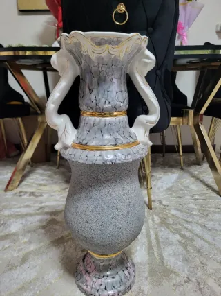 Jarrón de cerámica con detalles dorados