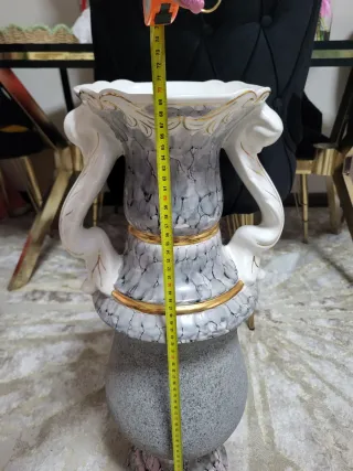 Jarrón de cerámica con detalles dorados