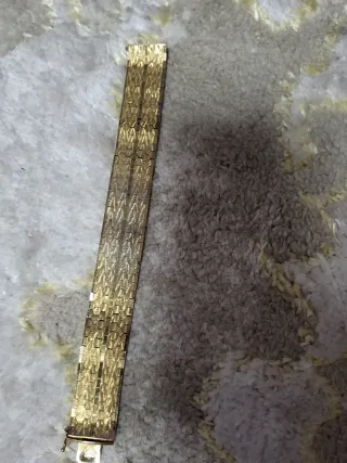 Pulsera dorada con diseño geométrico