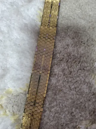 Pulsera dorada con diseño geométrico