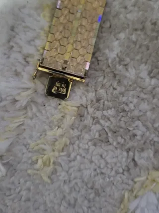 Pulsera dorada con diseño geométrico